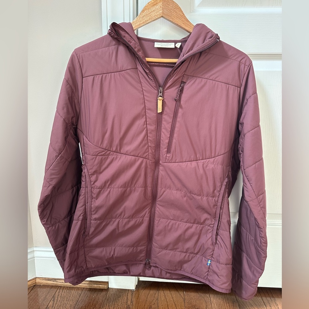 Fjällräven Quilted Hooded Jacket in Port.